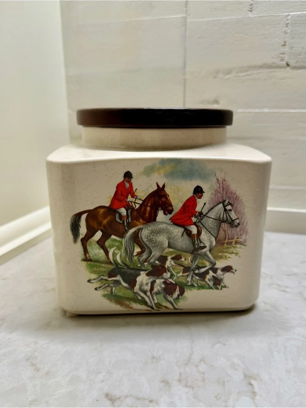 VINTAGE, HYALYN POTTERY CANNISTER WITH WOODEN LID.